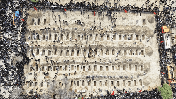 Foto udara mengabadikan momen duka prosesi pemakaman dan penguburan 168 mahasiswa yang gugur dalam serangan rudal AS di Minab, 28 Februari 2026. (Foto: Press TV)