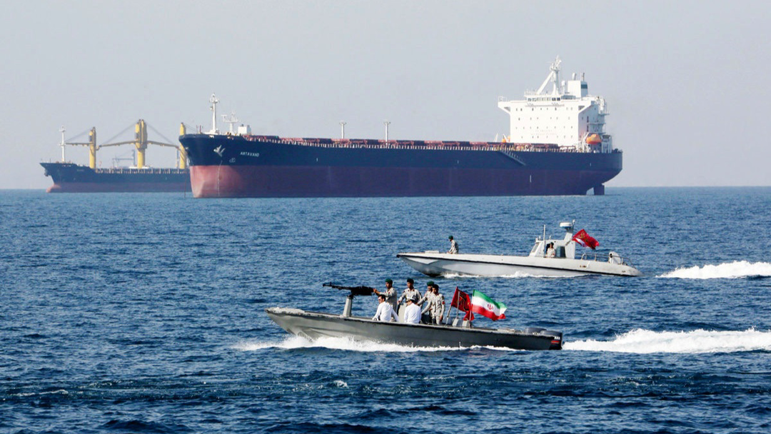 eheran menegaskan kanal komunikasi dengan Amerika Serikat di kawasan tersebut hanya bersifat politik dan tidak mengubah aturan pelayaran maupun kedaulatan Iran atas selat itu.