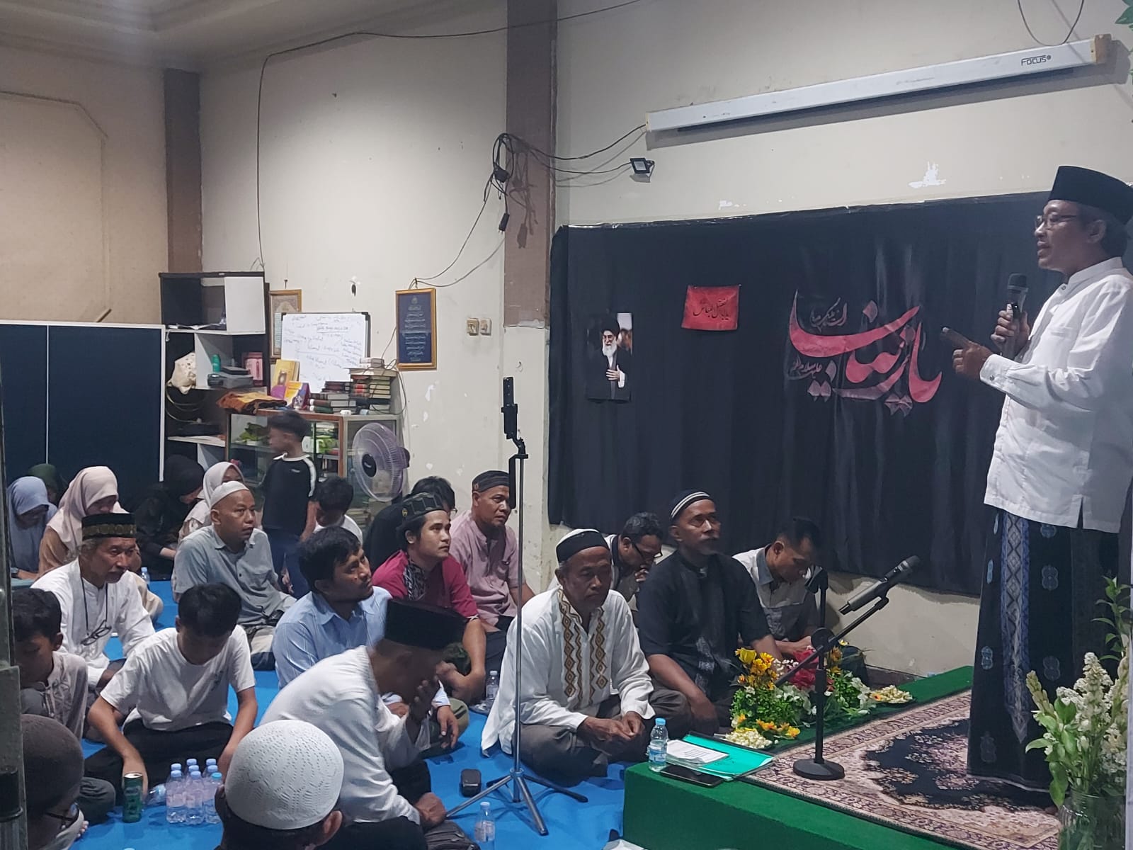 Ustadz Erwin Kurniawan menyampaikan ceramah hikmah Idul Ghadir 1447 H di Husainiyah Bina Amal, Bekasi.