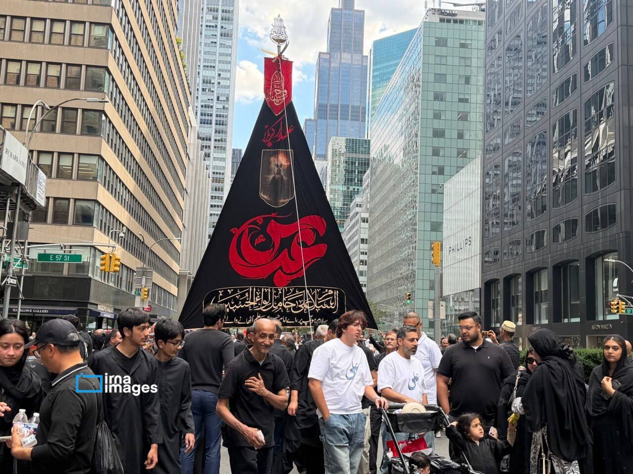 Ribuan pecinta Imam Husain a.s. memadati jalan-jalan Manhattan dalam peringatan Hari Husain (Hussain Day), membawa pesan Asyura tentang keadilan, keberanian, dan kemuliaan manusia ke jantung Kota New York di tengah gemerlap pencakar langit dunia.