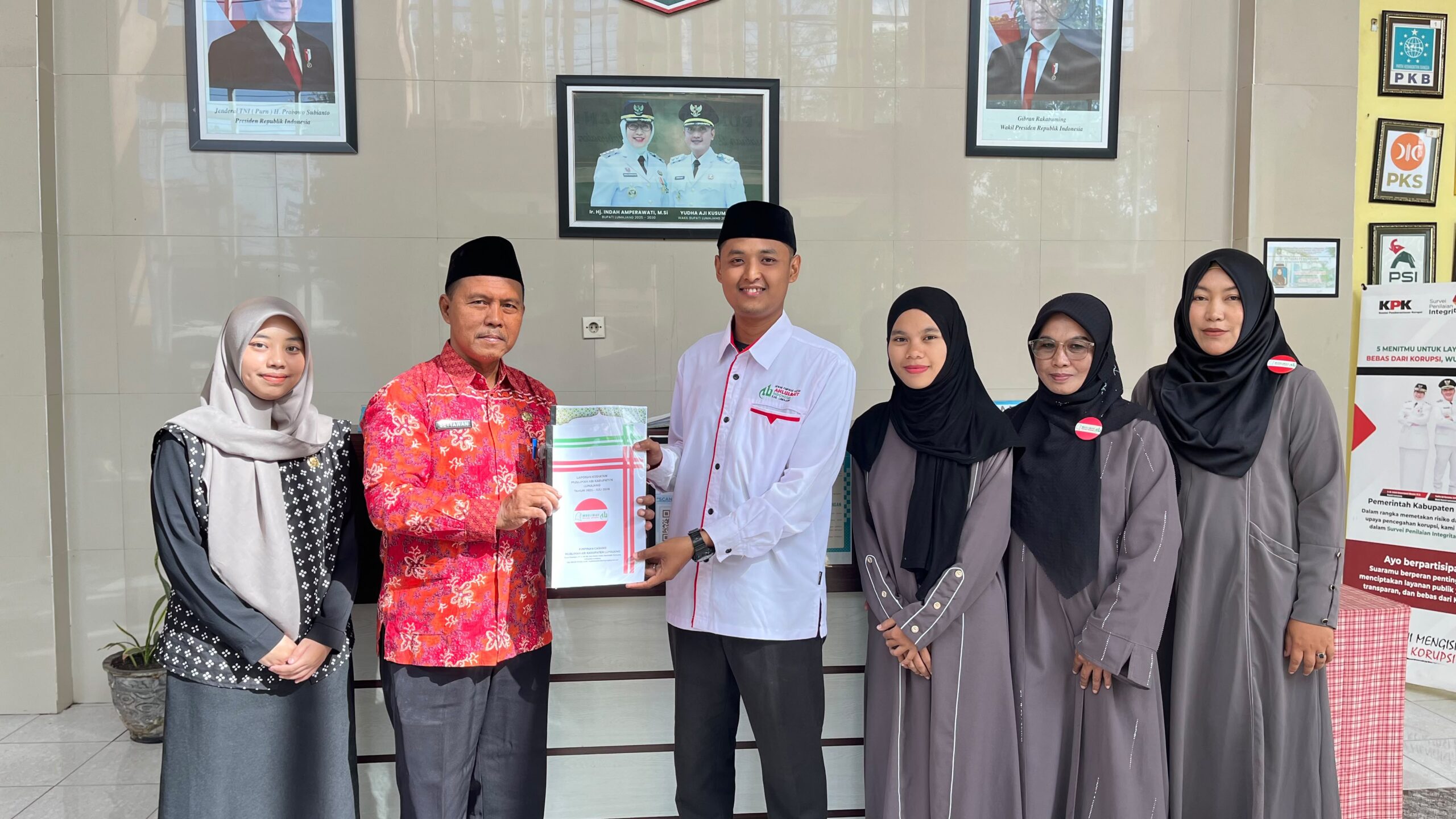 DPD ABI dan Pimcab Muslimah ABI Lumajang menyerahkan laporan kegiatan Januari–Juni 2026 kepada Bakesbangpol Kabupaten Lumajang. (Foto: ABI)