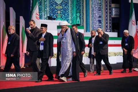 Suasana penghormatan terakhir kepada Ayatullah Agung Sayyid Ali Khamenei di Musala Imam Khomeini, Teheran, dipenuhi ribuan pelayat dari berbagai penjuru Iran serta delegasi internasional, termasuk rombongan Ahlulbait Indonesia (ABI). Prosesi ini menjadi salah satu momen bersejarah yang mendapat perhatian luas dunia. Foto: IRNA.