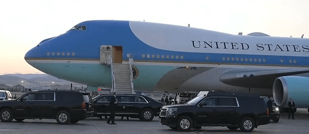 Laporan tentang penggunaan Air Force One oleh Donald Trump diikuti langkah hukum terhadap wartawan The New York Times.