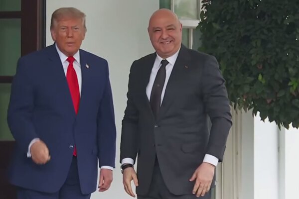 Presiden AS Donald Trump berbicara kepada wartawan saat menerima Presiden Lebanon Joseph Aoun di Gedung Putih.