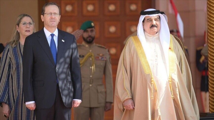 Raja Bahrain Hamad bin Isa Al Khalifa berbicara melalui sambungan telepon dengan Presiden Israel Isaac Herzog membahas situasi kawasan. (Foto: IRNA)