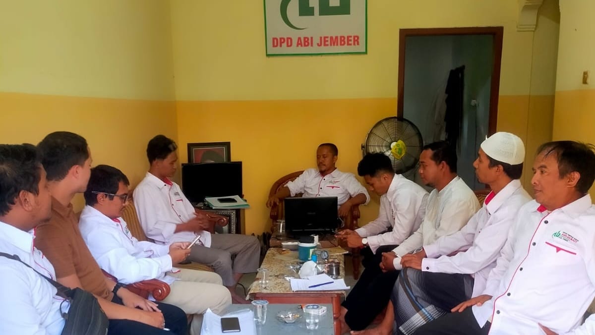 Pengurus DPD ABI Jember mengikuti rapat evaluasi berkala di Kantor DPD ABI Jember, Minggu (12/7), untuk mengevaluasi capaian program, mempercepat realisasi agenda organisasi, dan memperkuat kontribusi bagi masyarakat.