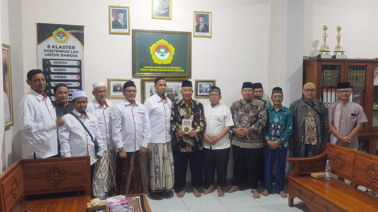 Pengurus DPD ABI dan LDII Kota Pasuruan berfoto bersama usai silaturahmi yang menghasilkan komitmen memperkuat sinergi serta mengembangkan kerja sama di bidang pendidikan dan pemberdayaan ekonomi. (Foto: ABI)