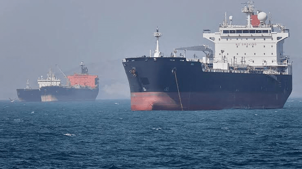 Kapal tanker melintas di Selat Hormuz, jalur distribusi energi dunia yang kini mengalami penurunan lalu lintas akibat meningkatnya risiko keamanan. (Foto: Ilustrasi)
