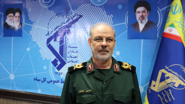 Juru Bicara IRGC, Brigadir Jenderal Hossein Mohbi, menyampaikan klaim Iran mengenai penghancuran 11 pesawat militer AS dan 17 drone selama 15 hari pertempuran. (Foto: Fars News Agency)