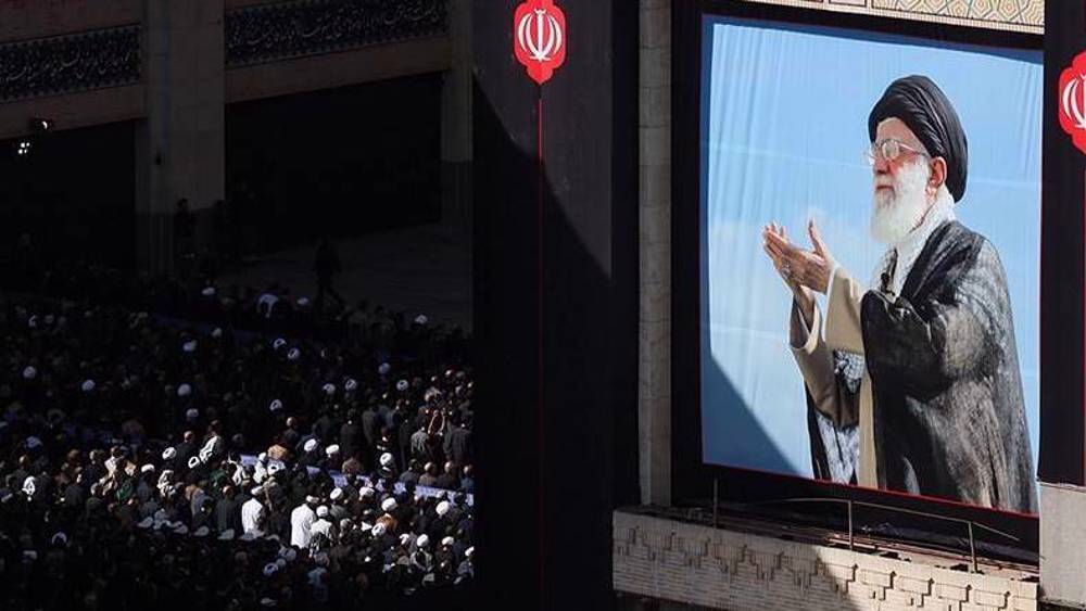 Jutaan pelayat memadati Musala Imam Khomeini di Teheran untuk mengikuti salat jenazah dan prosesi penghormatan terakhir bagi Ayatullah Sayyid Ali Khamenei.