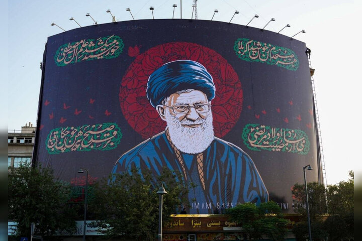 Poster raksasa bertajuk "Pemimpin Syahidku" karya Saber Sheikh Rezaee menghiasi Maidan-e Rah Ahan (Stasiun Kereta Api), Teheran, untuk memperingati pemakaman Pemimpin Revolusi Islam Iran, Sayyid Ali Khamenei. Tema karya tersebut berbunyi "Pemimpin Syahidku" (bahasa Persia: Āghā-ye Shahīd-e Īrān).