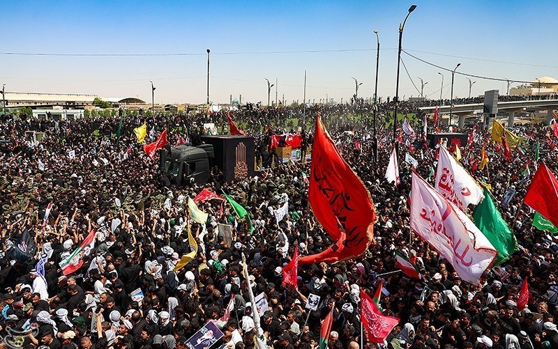 Jutaan pelayat memenuhi ruas-ruas jalan di Najaf dan Karbala saat mengiringi prosesi pemakaman Ayatullah Ali Khamenei menuju dua kota suci Irak.