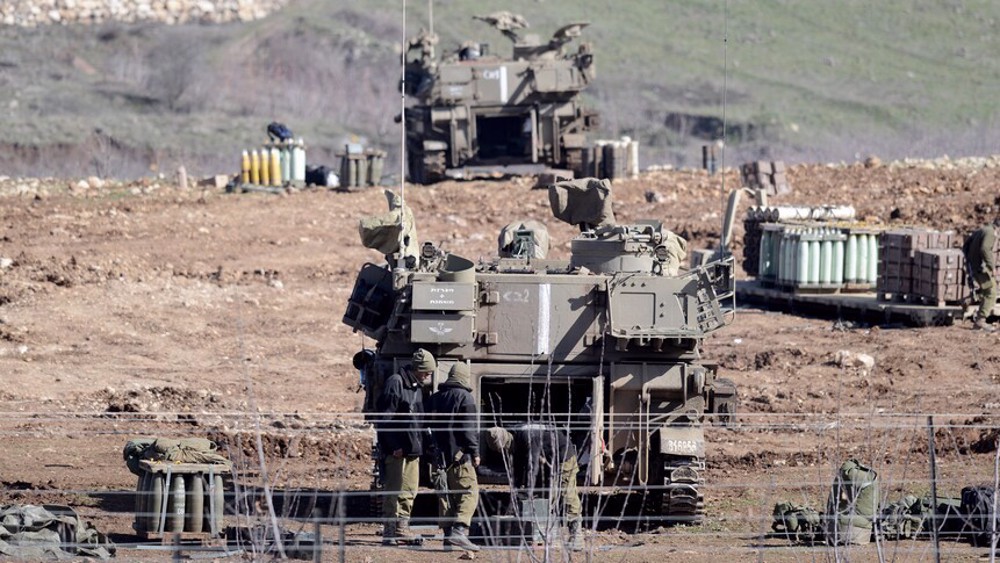 Kendaraan lapis baja Israel beroperasi di dekat perbatasan Lebanon. Laporan Army Radio Israel menyebut pasukan cadangan menghadapi krisis personel, tank, dan anggaran di tengah operasi militer yang berlanjut.