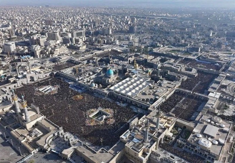 Masjid Jamkaran di Qom menjadi simbol penantian, harapan, dan perenungan di tengah momen bersejarah pemakaman Syahid Ayatullah Ali Khamenei.