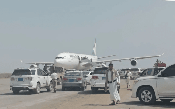 Sebuah pesawat Mahan Airlines mengalihkan pendaratan ke Bandara Al-Hudaydah setelah serangan udara Saudi menghantam landasan Bandara Internasional Sana'a.