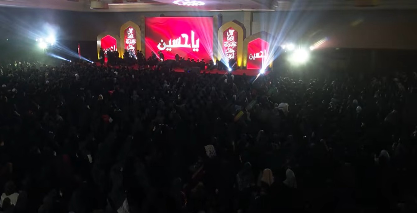 Rahmat (bukan nama sebenarnya) membagikan kesan pertamanya setelah menghadiri peringatan Syahadah Imam Husain a.s. pada 10 Muharram di Jakarta. Bagi pemuda perantau asal Cilacap itu, peringatan Asyura menjadi titik awal untuk memaknai agama sebagai jalan kemanusiaan, keadilan, dan keberanian berpihak kepada kebenaran. (Foto: Media ABI)