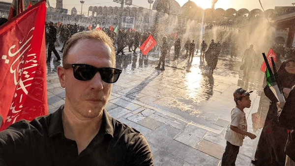 Jurnalis Amerika Serikat Max Blumenthal saat melakukan peliputan di Iran, yang menurut pengakuannya berujung pada interogasi setelah kembali ke negaranya.
