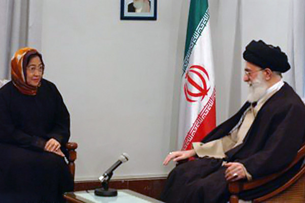 Presiden ke-5 Republik Indonesia, Megawati Soekarnoputri bsaat pertemuan dengan Syahid Ayatullah Imam Ali Khamenei. (Foto: KHAMENEI.IR)