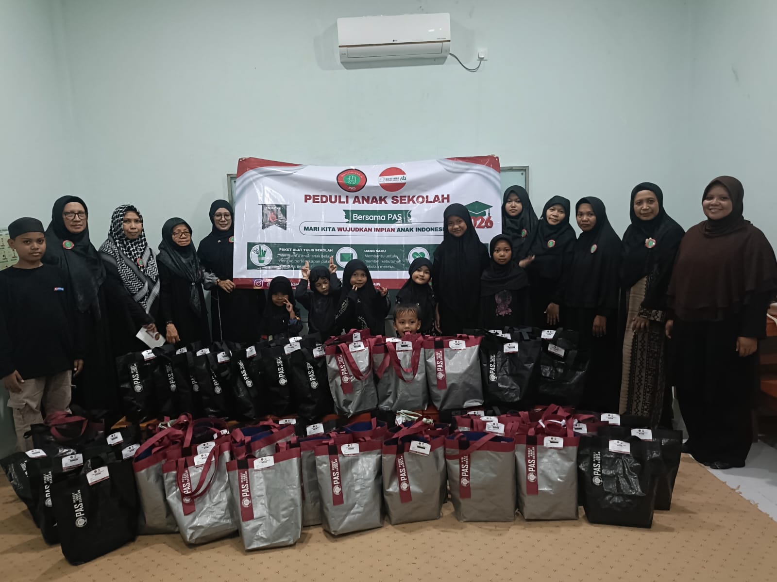 Hadirkan Senyum Menyambut Sekolah, Muslimah ABI Balikpapan Salurkan Ratusan Paket Alat Tulis
