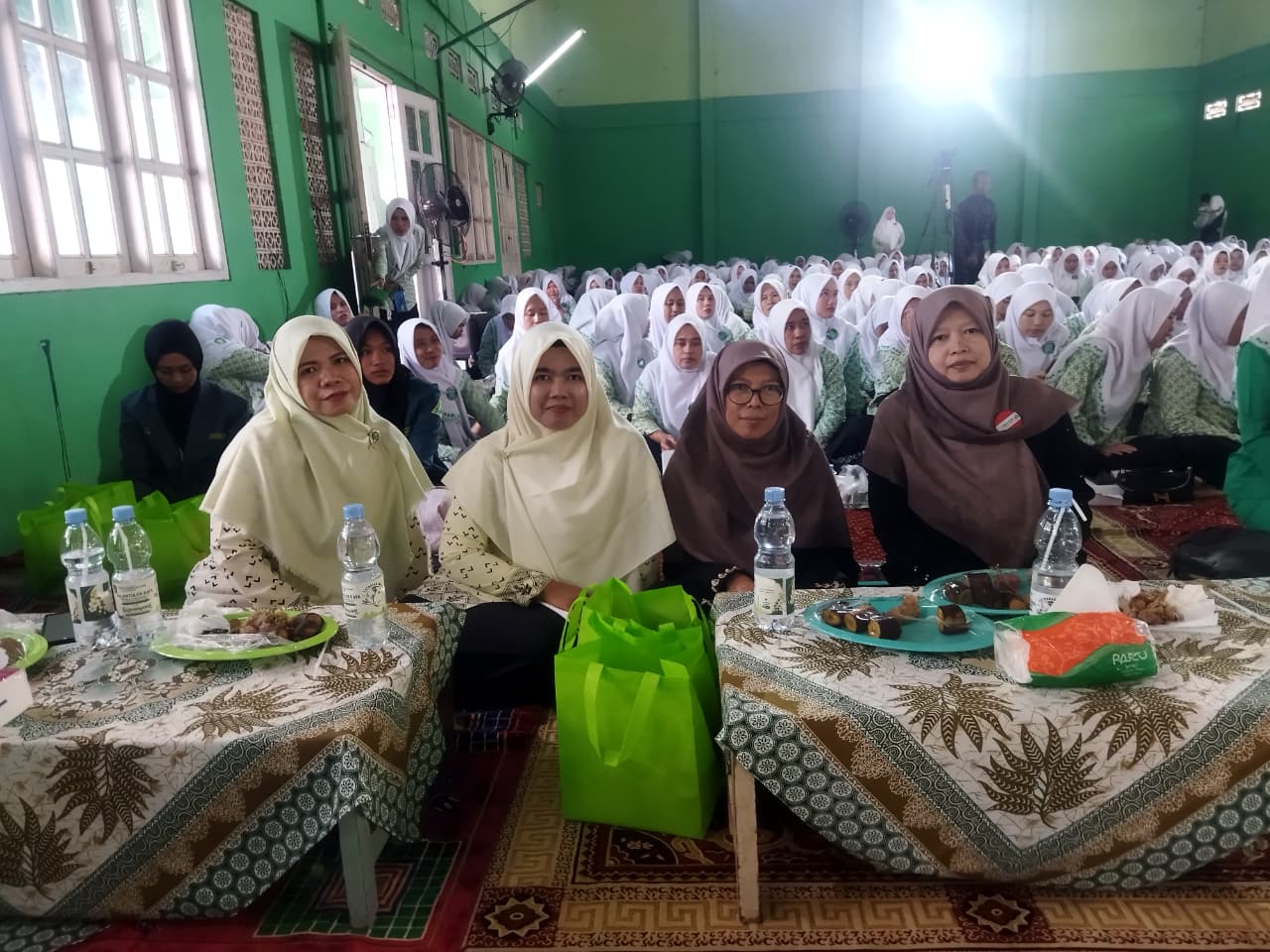 Ketua Pimpinan Wilayah Muslimah ABI Jawa Tengah, Khadijah Firdaus, dan Ketua Pimpinan Cabang Muslimah ABI Kabupaten Jepara, Novita Tri Andari, menghadiri Pelantikan Raya Pimpinan Ranting Fatayat NU se-Kecamatan Bangsri Masa Khidmat 2026–2029 di Jepara.