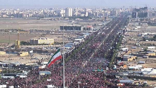 Lautan pelayat memenuhi Boulevard Payambar-e A'zam di Kota Qom hingga membentang ke cakrawala, mengiringi prosesi pemakaman Syahid Imam Ali Khamenei dari Masjid Suci Jamkaran menuju Makam Sayidah Fatimah Maksumah.