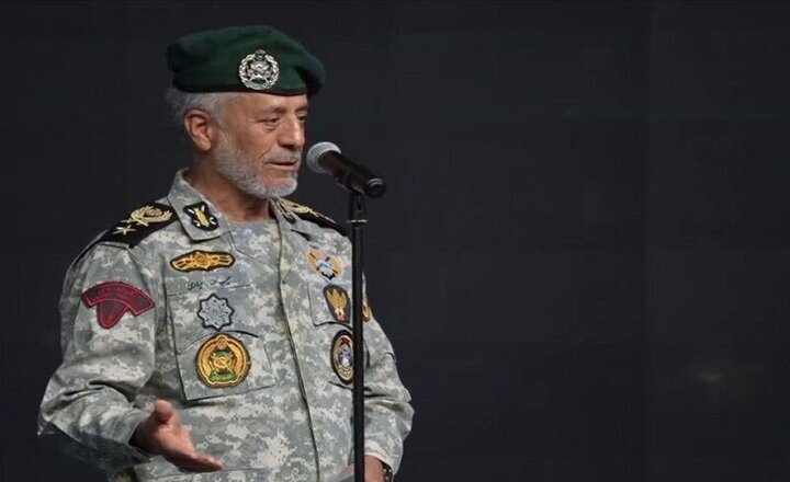 Laksamana Habibollah Sayyari berpidato dalam peringatan para syuhada di Maragheh, menegaskan kekuatan Iran tidak mampu dipahami maupun diterima Amerika Serikat. (Foto: Mehr News Agency)