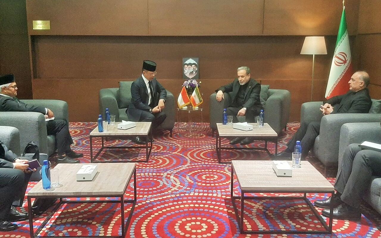 Menteri Luar Negeri RI Sugiono memimpin delegasi resmi Indonesia saat memberikan penghormatan di makam Ayatullah Sayyid Ali Khamenei di Mashhad, Iran, Jumat (10/7/2026).