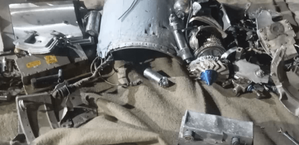 Serpihan rudal jelajah Tomahawk milik Amerika Serikat yang dihancurkan oleh sistem pertahanan udara IRGC di wilayah Kahnuj, Provinsi Kerman, Iran. (Foto: Fars News Agency)