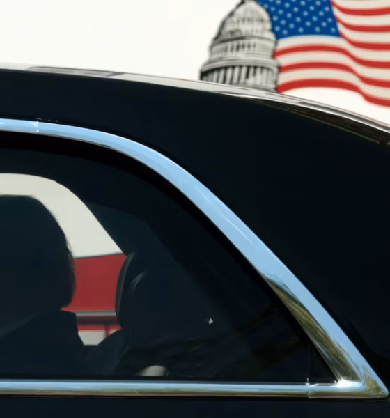 Presiden AS Donald Trump berada di dalam kendaraan di tengah tekanan politik yang terus meningkat akibat perang Iran. (Foto: WSJ)