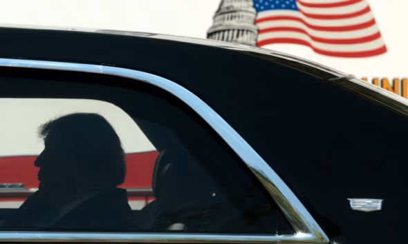 Presiden AS Donald Trump berada di dalam kendaraan di tengah tekanan politik yang terus meningkat akibat perang Iran. (Foto: WSJ)