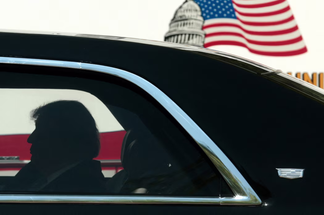 Presiden AS Donald Trump berada di dalam kendaraan di tengah tekanan politik yang terus meningkat akibat perang Iran. (Foto: WSJ)