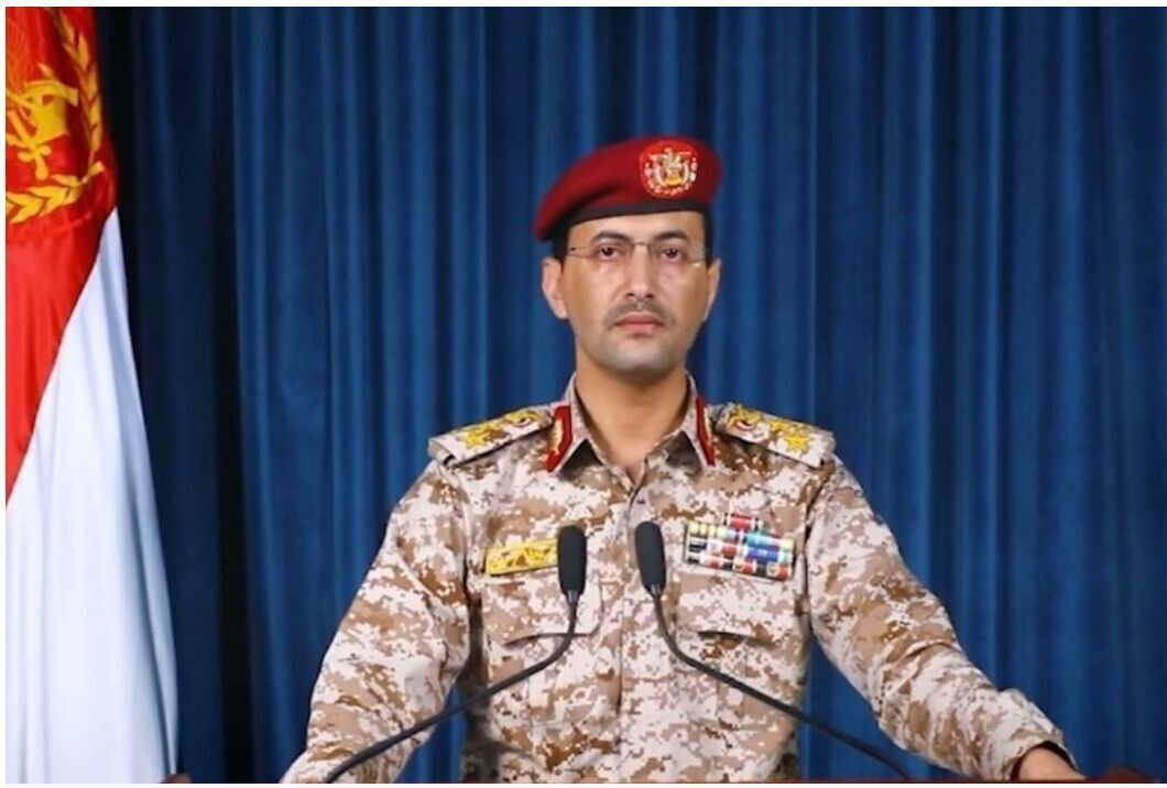Juru bicara Angkatan Bersenjata Yaman Yahya Saree mengumumkan serangan puluhan rudal balistik dan drone terhadap fasilitas Aramco di Jizan dan Yanbu. (Foto: Al-Masirah)
