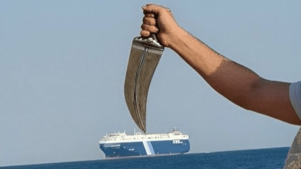 Kapal-kapal melintasi Selat Bab al-Mandab, jalur pelayaran strategis yang menjadi fokus blokade maritim Yaman terhadap Arab Saudi.