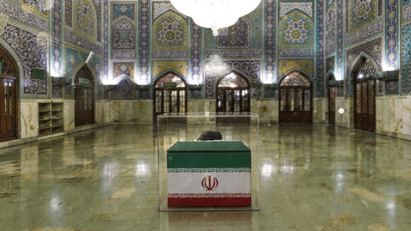 Jenazah Imam Ali Khamenei dimakamkan di salah satu riwaq yang berada di dekat Raudhah Suci Imam Ridha a.s. (Fars News Agency)