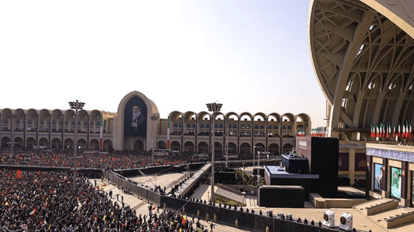 Jutaan penziarah memadati Musala Imam Khomeini, Teheran, Sabtu (4/7/2026), untuk mengikuti prosesi penghormatan terakhir kepada Ayatullah Sayyid Ali Khamenei.