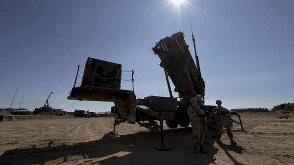 Laporan NBC News menyebut berkurangnya stok rudal pencegat membuat pertahanan udara Amerika semakin sulit menghadang serangan rudal dan drone Iran. (Foto: NBC News)