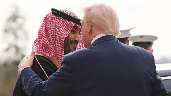 Putra Mahkota Arab Saudi Mohammed bin Salman dan Presiden AS Donald Trump di tengah mencuatnya syarat normalisasi dengan Israel dalam kesepakatan nuklir kedua negara.