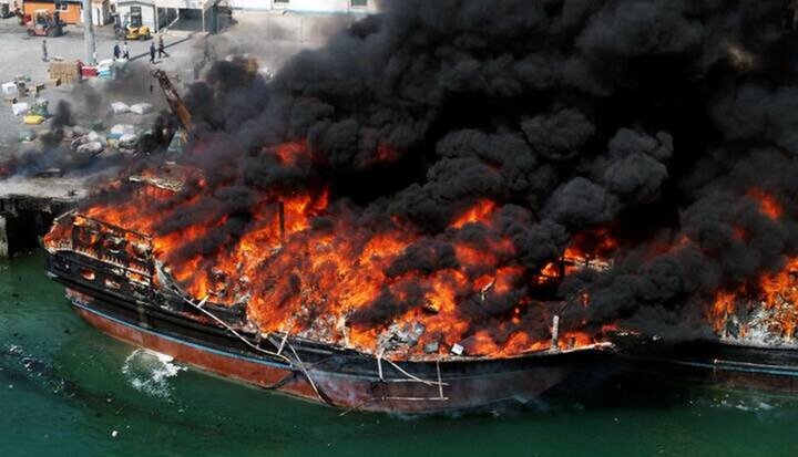Puluhan kapal nelayan di Pelabuhan Jask hancur akibat serangan militer Amerika Serikat yang juga merusak pelabuhan perikanan dan fasilitas pendukung ekonomi pesisir. (Foto: Mehr News Agency)