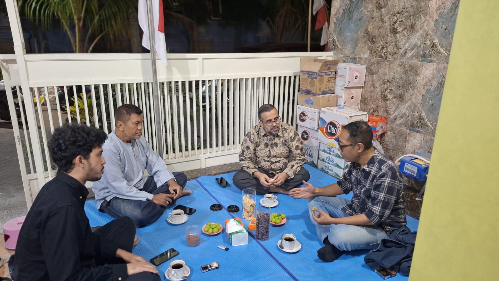 Ketua DPD ABI Kota Malang Ustaz Segaf Abdillah Assegaf bersama komikus Aji Prasetyo dan jajaran pengurus dalam kunjungan dan diskusi tentang ideologi, geopolitik, serta kebudayaan di Sekretariat DPD ABI Kota Malang.
