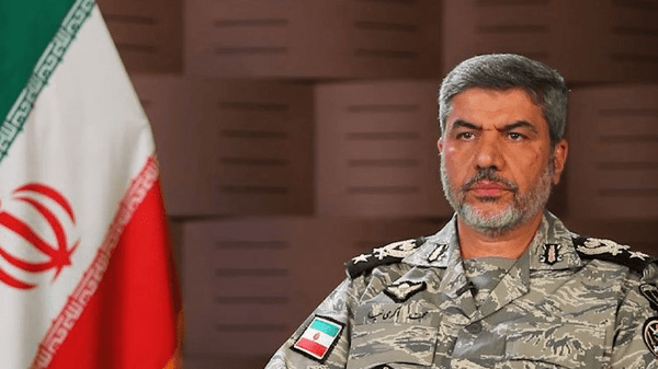 Juru Bicara Angkatan Darat Iran Brigadir Jenderal Mohammad Akrami-Nia saat menyampaikan pernyataan mengenai situasi Selat Hormuz dalam pertemuan massa di kawasan Chitgar, Teheran.