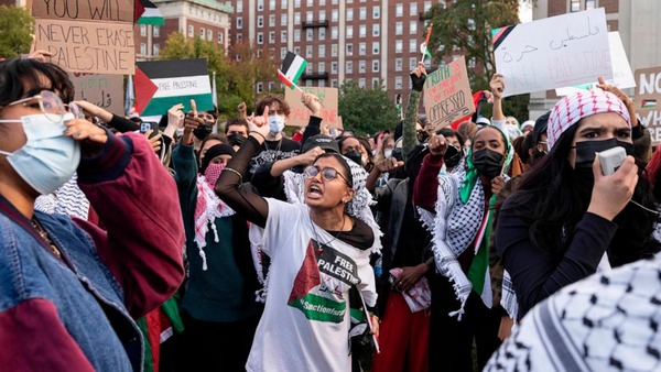 Aksi mahasiswa pendukung Palestina di salah satu kampus Amerika Serikat yang menjadi bagian dari perselisihan dengan Pemerintahan Donald Trump terkait isu antisemitisme dan kebebasan akademik.