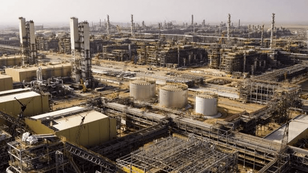 Fasilitas Aramco di Jizan, Arab Saudi, yang dilaporkan menjadi sasaran serangan dan mengalami sejumlah ledakan pada Minggu dini hari.