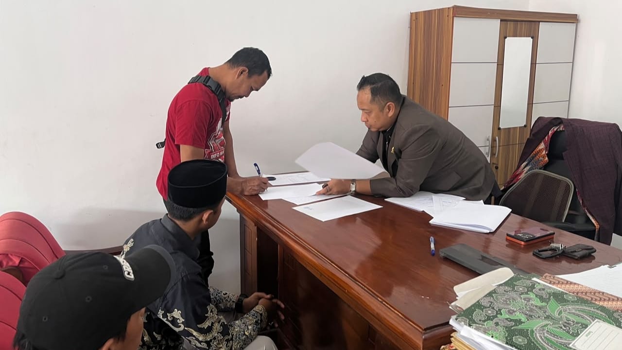 Pengurus Koperasi Konsumen BAZARA Kita Lumajang menandatangani Akta Pendirian Koperasi di hadapan notaris sebagai langkah resmi membangun kemandirian ekonomi umat.