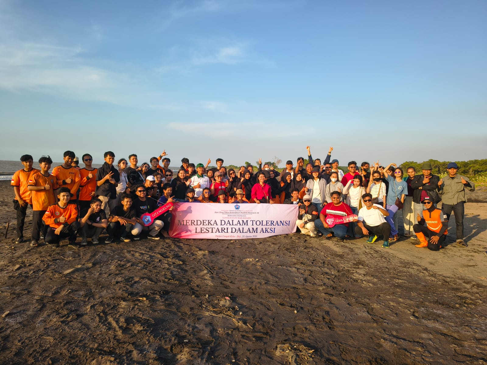Pemuda GITJ, ABI, dan komunitas lintas iman bersama-sama membersihkan Pantai Beji, Kecamatan Balong, Jepara, dalam kegiatan bertema “Merdeka dalam Toleransi, Lestari dalam Aksi”, Selasa (25/8/2026).