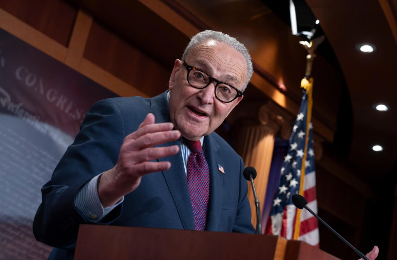 Chuck Schumer mendesak Trump mundur, menuding kebijakan ekonomi dan perang pemerintahannya merugikan pekerja Amerika.