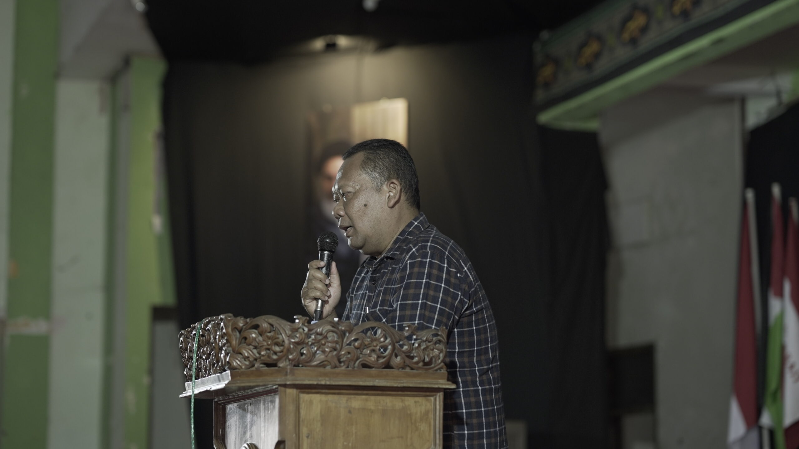 Kepala Bidang Kesbangpol Jepara, Ikrar Setiya Dinata, mewakili Bupati Jepara menyampaikan sambutan pada peringatan Arbain Imam Husain di Jepara, Selasa (4/8/2026). (Foto: ABI)