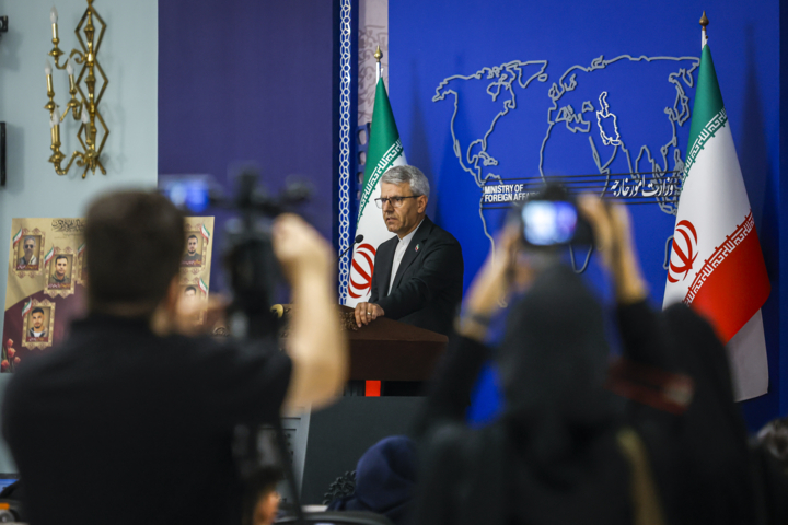 Esmail Baghaei menegaskan Iran tidak sedang berunding dengan AS. Pembicaraan hanya dilakukan dengan Oman terkait Selat Hormuz. (Foto: IRNA)