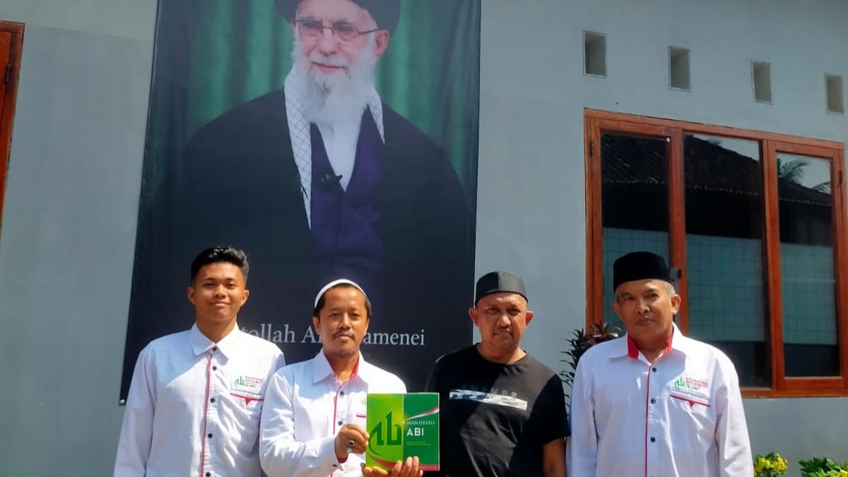 Ketua DPD ABI Jember Ustadz Nasir Dimyati bersama Gus Abdul Latif dari Pondok Pesantren Al-Hasan dalam silaturahmi di Desa Suci, Jember, Jumat (14/8/2026).