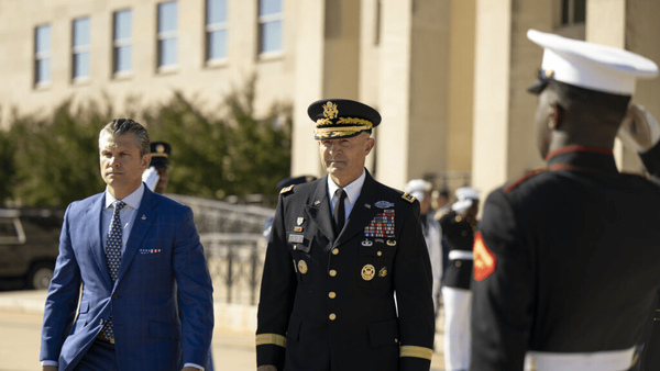 Menteri Perang AS Pete Hegseth menghadapi kritik setelah gelombang pemecatan perwira senior mengguncang jajaran komando Angkatan Darat Amerika Serikat.