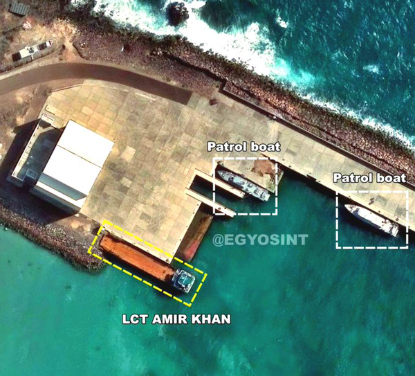 Kapal kargo berbendera Indonesia yang disebut membawa muatan militer Saudi diserang di dermaga Bab al-Mandab.